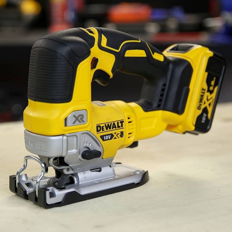 Caladora a batería Dewalt sin escobillas XR 18V 135mm con maletín y 2 baterías 5Ah DCS334P2