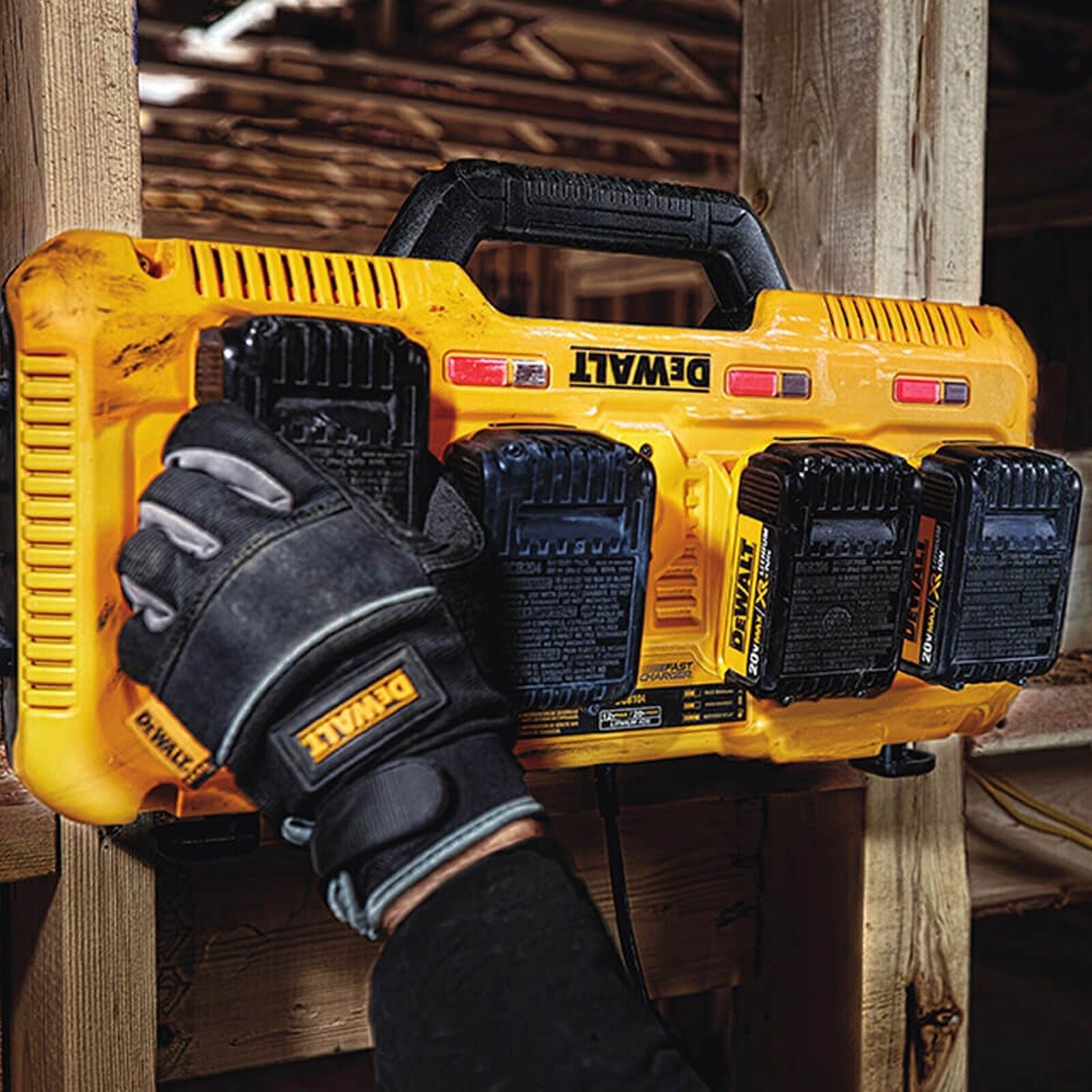 Cargador rápido de 4 puertos DeWalt DCB104 18V Li-ion XR