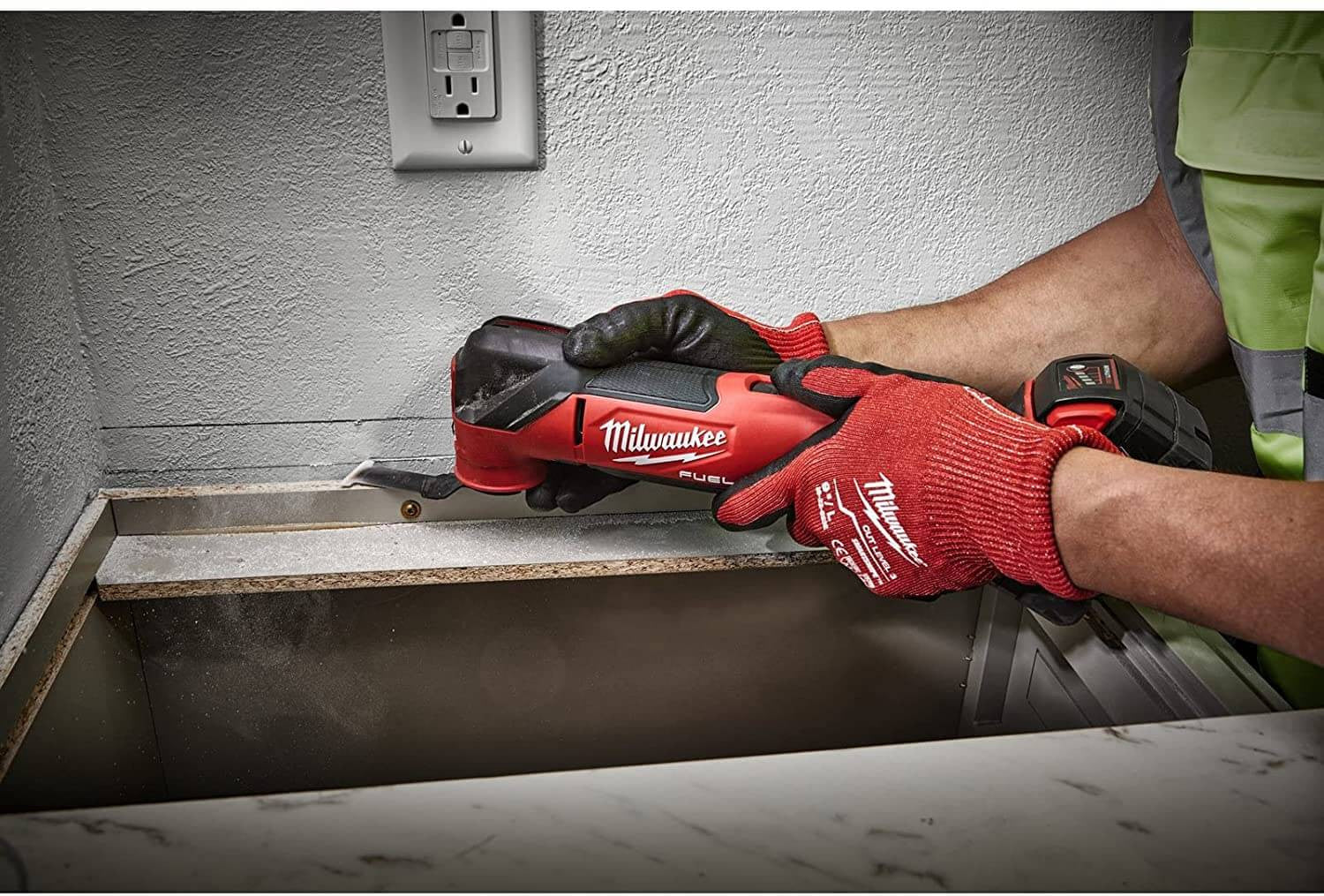 Multiherramienta Oscilante 18V con maletín y 7 accesorios Milwaukee M18 FMT-0X