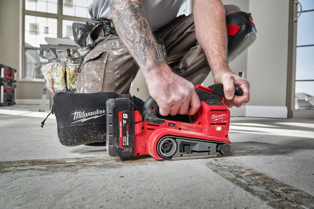 Lijadora de banda M18 Fuel 75mm Milwaukee M18 FBT