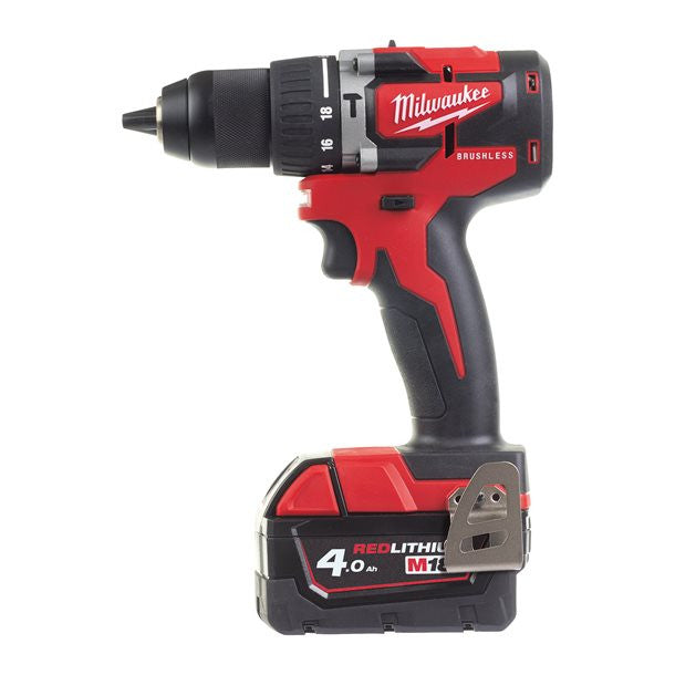 Taladro percutor compacto M18 + 2 bat 4Ah + cargador + maletín Milwaukee M18 CBLPD-402C