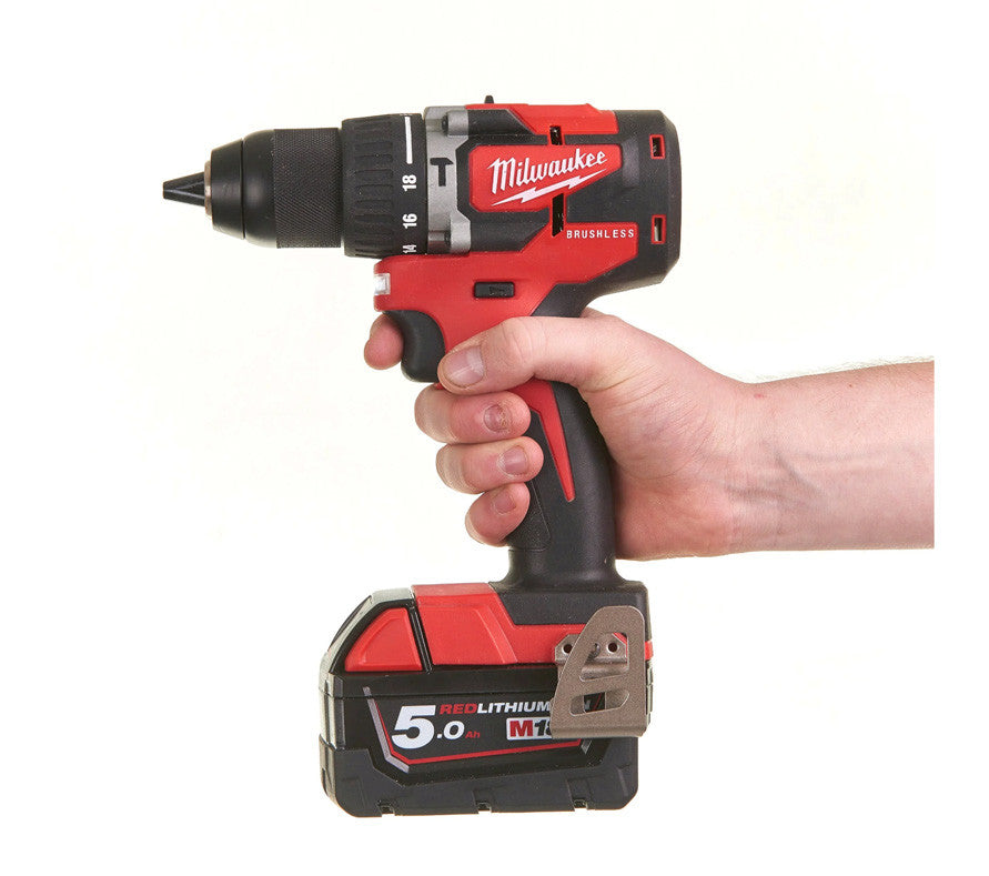 Taladro Percutor M18 con 2 baterías 2Ah + Cargador + Maletin Milwaukee M18 CBLPD-202C