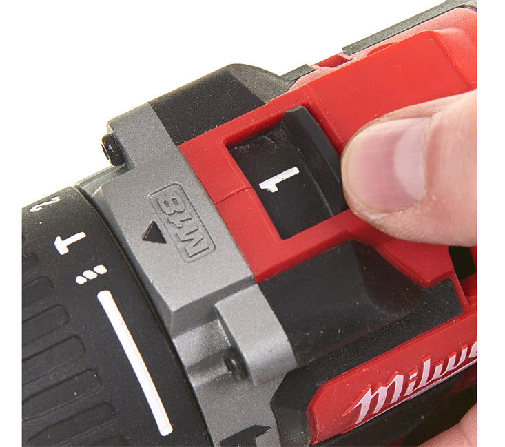 Taladro Percutor M18 con 2 baterías 2Ah + Cargador + Maletin Milwaukee M18 CBLPD-202C